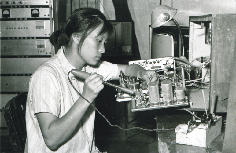 1970年，中國(guó)誕生第一臺(tái)彩色電視機(jī)，數(shù)年之后，長(zhǎng)虹才開(kāi)始電視機(jī)的研制