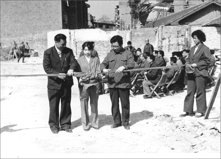 1986年，長(zhǎng)虹彩電工程奠基，這樣的剪彩儀式，剪出了中國(guó)最大的彩電生產(chǎn)基地之一