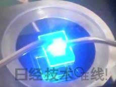   發(fā)光試驗(yàn)中的LED元件?；宄叽纾?cm見(jiàn)方，元件尺寸：0.3mm見(jiàn)方，注入電流：約200mA，中心波長(zhǎng)：450nm 