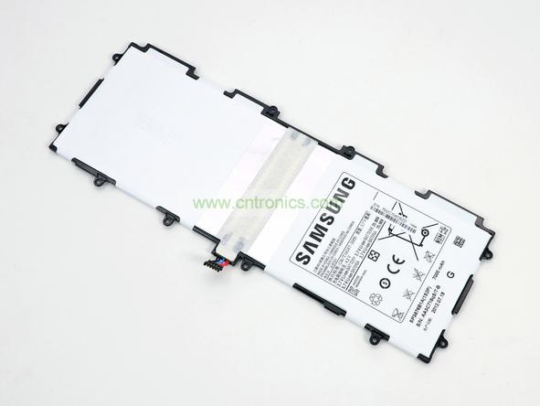 取出電池前要把周圍的帶狀電纜先拔出來，這個(gè)比較容易。Galaxy Note 10.1的電池容量為7000mAh,3.7V，預(yù)計(jì)續(xù)航時(shí)間8小時(shí)左右，重約136克，占據(jù)了整體重量的23%。不過為了減少機(jī)身厚度，電池做得很薄。