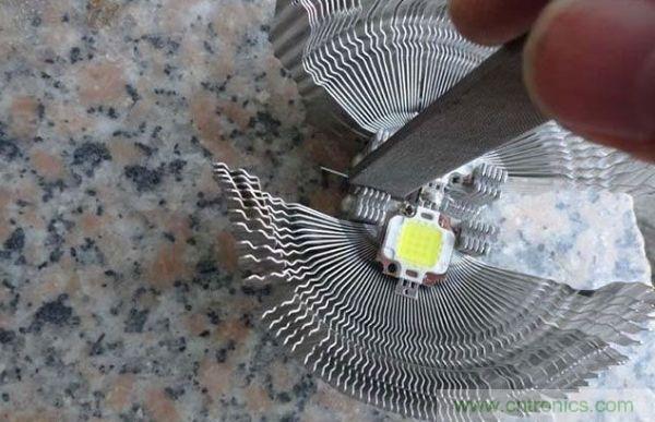 變廢為寶！風(fēng)扇散熱器變身山寨LED燈