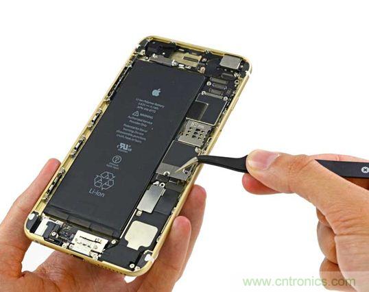 與iPhone 5S相比，電池尺寸更大，電池效率提高了16%。整部手機看起來就像一件藝術(shù)品，但看不到太多的內(nèi)部構(gòu)造。（來源：iFixit）