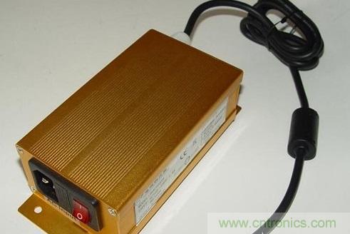 【導讀】本文總結(jié)出針對于LED電源EMC/EMI的主要幾個控制技術(shù)：電路措施、EMI濾波、元器件選擇、屏蔽和印制電路板抗干擾設(shè)計等。如果能正確合理的對這些問題進行解決，就可順利通過3C認證。  在電路當中，EMC和EMI的問題是人們始終關(guān)心的話題。在LED電路中，對于EMC和EMI的要求同樣非常高。本文將為大家介紹LED產(chǎn)品設(shè)計當中關(guān)于解決EMI與EMC的解決方法，感興趣的朋友快來看一看吧。  　　要解決LED驅(qū)動電源的電磁干擾問題，從硬件上可從以下幾個方面入手：  　　減少開關(guān)電源本身的干擾  　　軟開關(guān)技術(shù)，在原有的硬開關(guān)電路中增加電感和電容元件，利用電感和電容的諧振，降低開關(guān)過程中的du/dt和di/dt，使開關(guān)器件開通時電壓的下降先于電流的上升，或關(guān)斷時電流的下降先于電壓的上升，來消除電壓和電流的重疊。開關(guān)頻率調(diào)制技術(shù)，通過調(diào)制開關(guān)頻率fc，把集中在fc及其諧波2fc、 3fc…上的能量分散到它們周圍的頻帶上，以降低各個頻點上的EMI幅值。元器件的選擇，選擇不易產(chǎn)生噪聲、不易傳導和輻射噪聲的元器件。通常特別值得注意的是，二極管和變壓器等繞組類元器件的選用。反向恢復電流小、恢復時間短的快速恢復二極管是開關(guān)電源高頻整流部分的理想器件。合理使用電磁干擾濾波器，EMI濾波器的主要目的之一，電網(wǎng)噪聲是電磁干擾的一種，它屬于射頻干擾（RFI），其傳導噪聲的頻譜大致為10KHz~30MHz，最高可達 150MHz。  　　在一般情況下，差模干擾幅度小，頻率低，所造成的干擾較小;共模干擾幅度大，頻率高，還可以通過導線產(chǎn)生輻射，所造成的干擾較大。欲削弱傳導干擾，最有效的方法就是在開關(guān)電源輸入和輸出電路中加裝電磁干擾濾波器。LED電源一般采用簡易式單級EMI濾波器，主要包括共模扼流圈和濾波電容。EMI濾波器能有效抑制開關(guān)電源適配器的電磁干擾。 1 　　通過切斷干擾信號的傳播途徑來減少電磁干擾問題  　　第一種情況是電源線干擾可以使用電源線濾波器濾除。一個合理有效的開關(guān)電源EMI濾波器應該對電源線上差模和共模干擾都有較強的抑制作用。改善PCB板的電磁兼容性設(shè)計PCB是LED電源系統(tǒng)中電路元件和器件的支撐件，它提供電路元件和器件之間的電氣連接。隨著電子技術(shù)的飛速發(fā)展，PCB的密度越來越高。 PCB設(shè)計的好壞對LED電源系統(tǒng)的電磁兼容性影響很大。  　　實踐證實，即使電路原理圖設(shè)計正確，印刷電路板設(shè)計不當，也會對LED電源系統(tǒng)的可靠性產(chǎn)生不利影響。PCB抗干擾設(shè)計主要包括PCB布局、布線及接地，其目的是減小PCB的電磁輻射和PCB上電路之間的串擾。還有，一般變壓器電磁干擾引發(fā)的交流聲頻率一般為50HZ左右，而地線布線不當導致的交流聲，由于整流電路的倍頻作用頻率約為100HZ，仔細區(qū)分還是可以察覺的。因此，在設(shè)計印刷電路板的時候，應留意采用正確的方法，遵守PCB設(shè)計的一般原則，并應符合抗干擾的設(shè)計要求。  　　主動大幅增強受干擾體的抗干擾能力  　　在LED電源系統(tǒng)中輸進/輸出也是干擾源的傳導線，和接收射頻干擾信號的拾檢源，我們設(shè)計時一般要采取有效的措施：采用必要的共模/差模抑制電路，同時也要采取一定的濾波和防電磁屏蔽措施以減小干擾的進進。在條件許可的情況下盡可能采取各種隔離措施（如光電隔離或者磁電隔離），從而阻斷干擾的傳播。防雷擊措施，室外使用的LED電源系統(tǒng)或從室外排擠引進室內(nèi)的電源線、信號線，要考慮系統(tǒng)的防雷擊題目。常用的防雷擊器件有：氣體放電管、 TVS（Transient Voltage Suppression）等。氣體放電管是當電源的電壓大于某一數(shù)值時，通常為數(shù)十V或數(shù)百V，氣體擊穿放電，將電源線上強沖擊脈沖導進大地。TVS可以看成兩個并聯(lián)且方向相反的齊納二極管，當兩端電壓高于某一值時導通。其特點是可以瞬態(tài)通過數(shù)百乃上千A的電流。