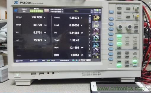 “瘋7”手機充電實測：為何沿用傳統(tǒng)充電模式？