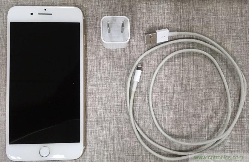 “瘋7”手機充電實測：為何沿用傳統(tǒng)充電模式？
