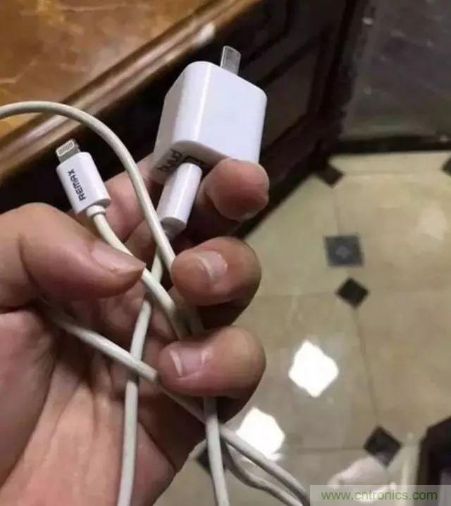 拆了個(gè)電容之后，我的iPhone也會(huì)自動(dòng)訂房了